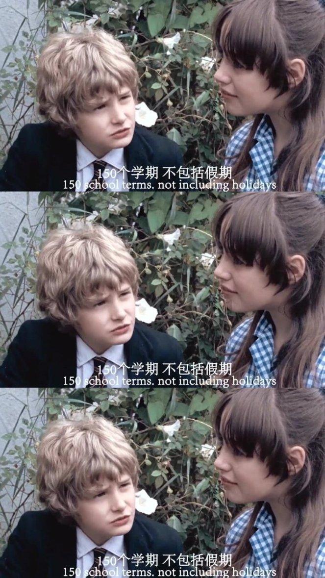 花群中的女孩