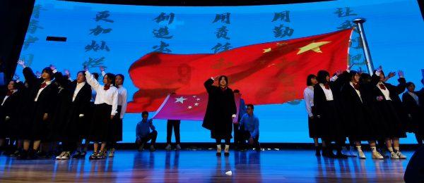 绿色短款衬衣搭白色格子裙，优雅又清纯，这身穿搭合适吗？