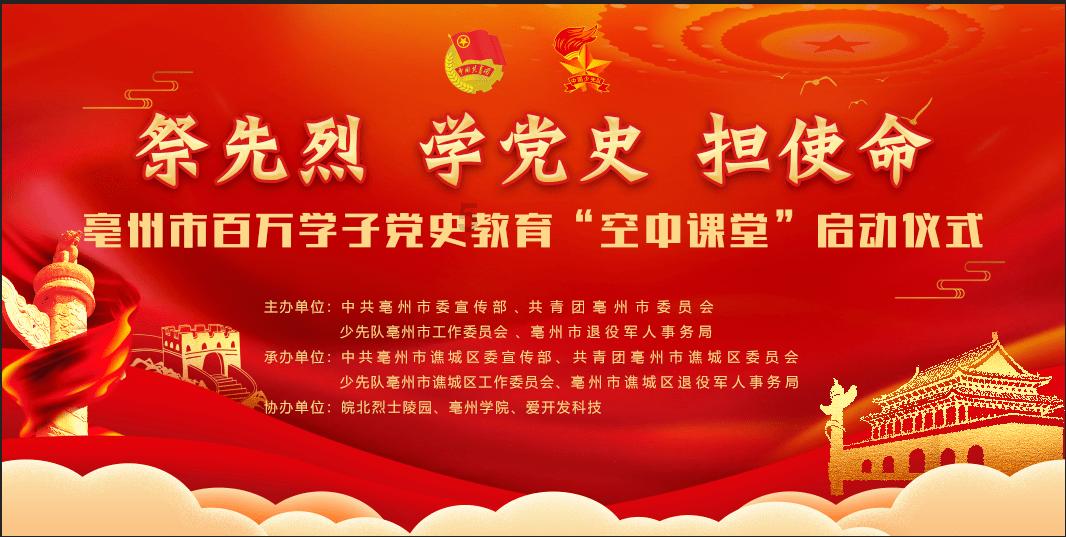 小孩们玩火点燃大片草坪，一旁小伙出言谴责反遭回怼
