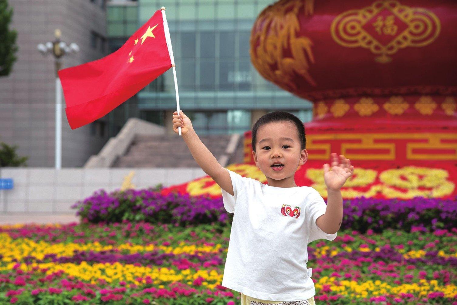 葬礼上,周润发一把抱住这个刚成为寡妇的女人,原来40年的情谊至今未断
