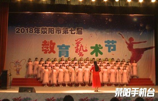 村超球场上的暖心画面，即使是下雨天也无法抵挡球迷对球赛的热情