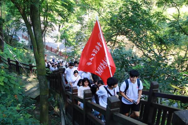 中信银行信阳分行举办“绿色出行,向美好生活出发”车展活动