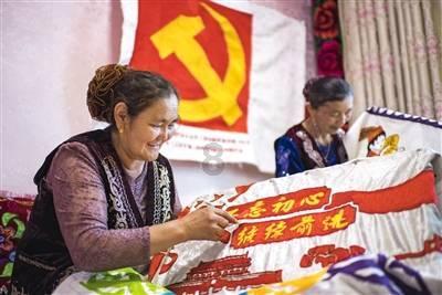 优雅跟岁月无关：86岁莫尼列白发苍苍，挽着69岁不婚儿子，很满足
