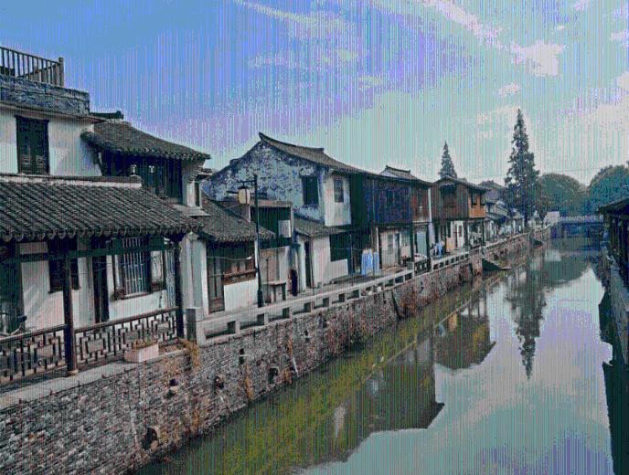 上海一高层民宅16楼起火 暂无人员伤亡