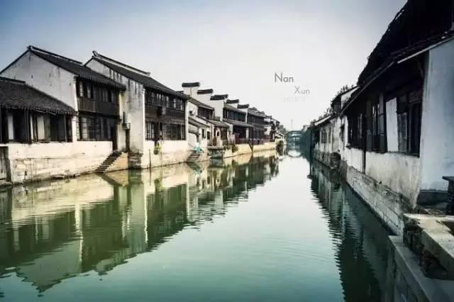 恋人之间应该亲密无间还是保留个人空间？游戏画面
