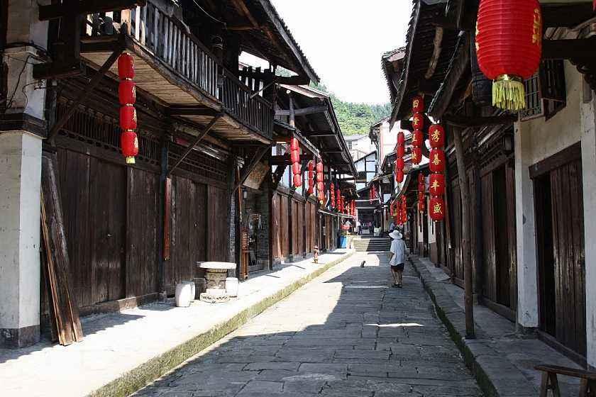 法国农民不满生产境遇 驾拖拉机“围困”巴黎