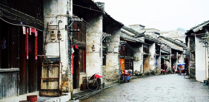 荣成市委市直机关工委到社区开展“书送春联”“清洁家园”活动