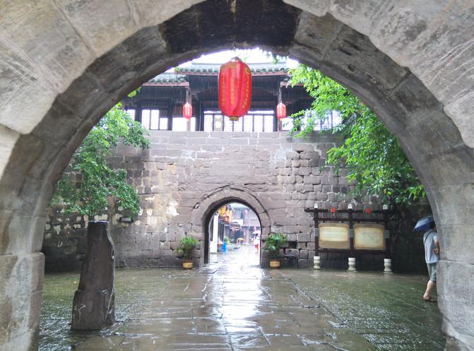 马斯克发布特斯拉“擎天柱”机器人视频